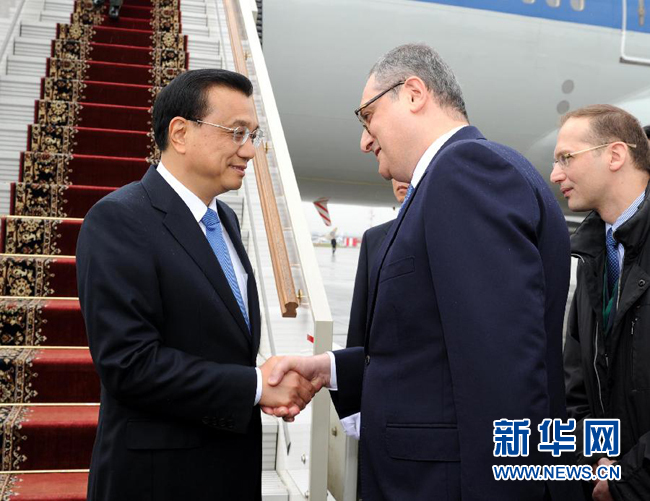 10月12日，中國(guó)國(guó)務(wù)院總理李克強(qiáng)乘專機(jī)抵達(dá)莫斯科，開(kāi)始對(duì)俄羅斯進(jìn)行正式訪問(wèn)并舉行中俄總理第十九次定期會(huì)晤。俄羅斯聯(lián)邦政府高級(jí)官員到機(jī)場(chǎng)迎接李克強(qiáng)總理。新華社記者 饒愛(ài)民 攝