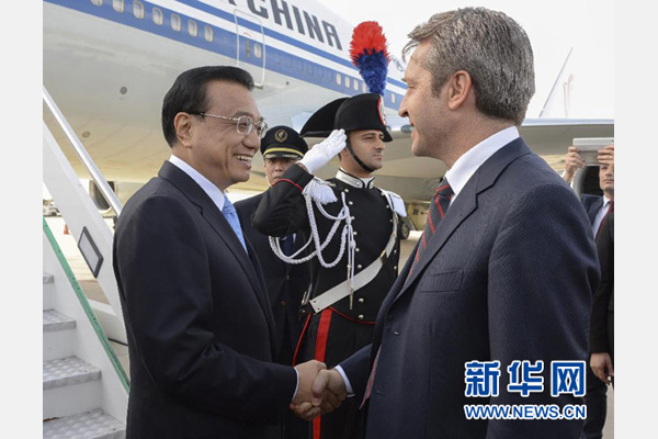 10月14日，國務(wù)院總理李克強乘專機抵達羅馬，開始對意大利進行正式訪問，意大利政府高級官員到機場迎接。 新華社記者李學仁攝