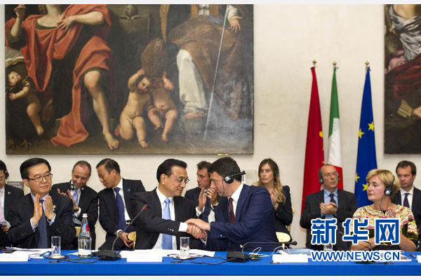 10月14日，中國國務(wù)院總理李克強在羅馬巴爾貝里尼宮與意大利總理倫齊共同會見中意企業(yè)家委員會委員及企業(yè)家代表并致辭。 新華社記者謝環(huán)馳 攝 