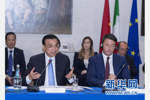 10月14日，中國國務(wù)院總理李克強在羅馬巴爾貝里尼宮與意大利總理倫齊共同會見中意企業(yè)家委員會委員及企業(yè)家代表并致辭。 新華社記者 王曄攝 