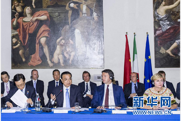 10月14日，中國國務(wù)院總理李克強在羅馬巴爾貝里尼宮與意大利總理倫齊共同會見中意企業(yè)家委員會委員及企業(yè)家代表并致辭。 新華社記者 王曄攝 