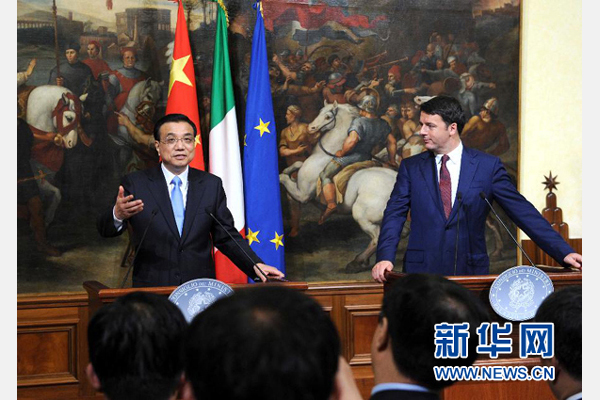 10月14日，中國國務(wù)院總理李克強與意大利總理倫齊在羅馬舉行會談后共同會見記者。 新華社記者 饒愛民 攝 