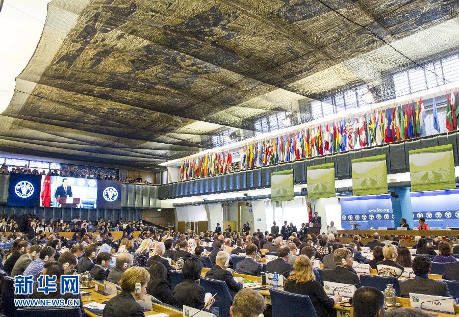 10月15日，中國國務(wù)院總理李克強(qiáng)在格拉齊亞諾總干事的陪同下在位于羅馬的聯(lián)合國糧農(nóng)組織總部發(fā)表演講。 新華社記者 王曄 攝 