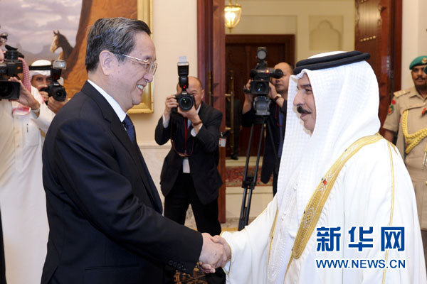 11月6日，正在巴林進(jìn)行正式友好訪問的全國政協(xié)主席俞正聲在麥納麥會(huì)見巴林國王哈馬德。 新華社記者 張鐸 攝