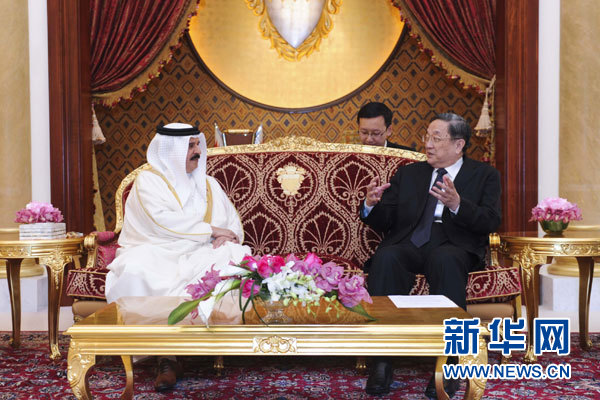11月6日，正在巴林進(jìn)行正式友好訪問的全國政協(xié)主席俞正聲在麥納麥會(huì)見巴林國王哈馬德。 新華社記者 張鐸 攝