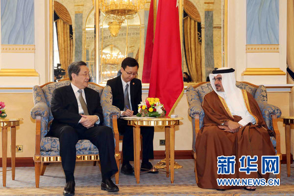 11月6日，正在巴林進(jìn)行正式友好訪問的全國政協(xié)主席俞正聲在麥納麥會(huì)見巴林王儲(chǔ)薩勒曼。 新華社記者劉衛(wèi)兵攝