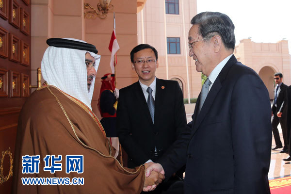 11月6日，正在巴林進(jìn)行正式友好訪問的全國政協(xié)主席俞正聲在麥納麥會(huì)見巴林王儲(chǔ)薩勒曼。 新華社記者劉衛(wèi)兵攝