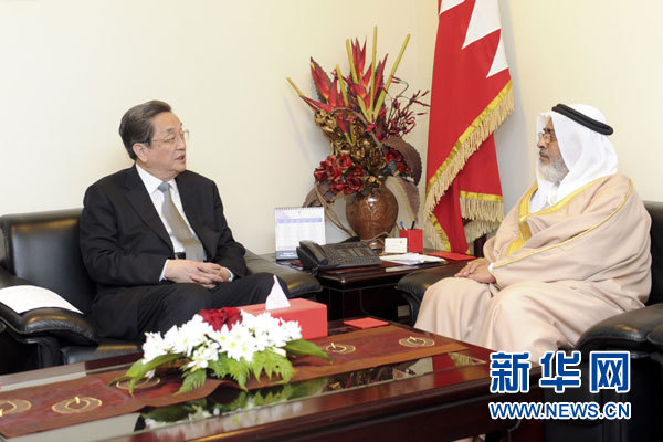 11月6日，正在巴林進(jìn)行正式友好訪問的全國政協(xié)主席俞正聲在麥納麥會(huì)見巴林國民議會(huì)議長兼眾議長扎赫拉尼。 新華社記者 張鐸 攝
