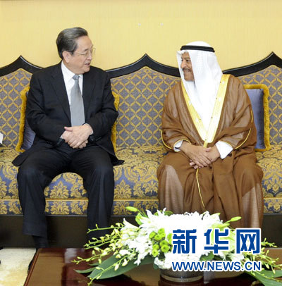 11月6日，正在巴林進(jìn)行正式友好訪問的全國政協(xié)主席俞正聲在麥納麥與巴林協(xié)商會(huì)議主席阿里舉行會(huì)談。 新華社記者 張鐸 攝