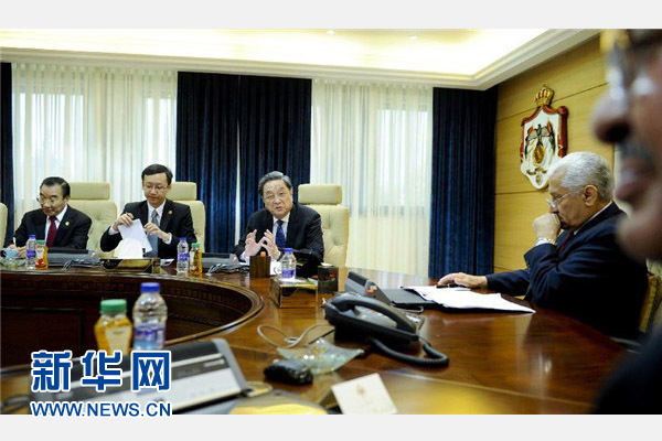 11月9日，正在約旦進行正式友好訪問的全國政協(xié)主席俞正聲在安曼會見約旦首相恩蘇爾。 新華社記者 張鐸 攝 