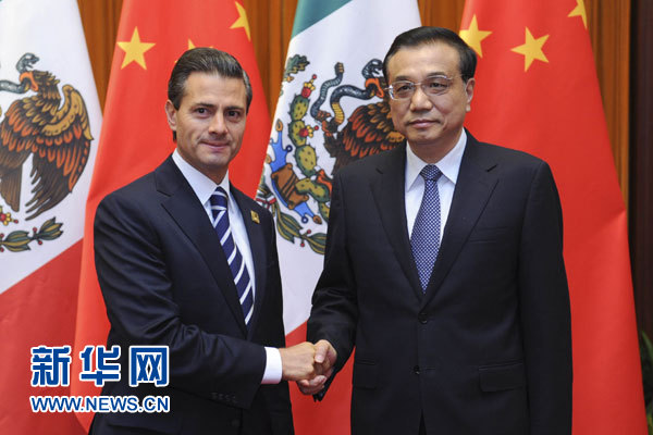 11月11日，國(guó)務(wù)院總理李克強(qiáng)在北京人民大會(huì)堂會(huì)見(jiàn)來(lái)華進(jìn)行國(guó)事訪問(wèn)并出席亞太經(jīng)合組織第二十二次領(lǐng)導(dǎo)人非正式會(huì)議的墨西哥總統(tǒng)培尼亞。新華社記者張鐸攝