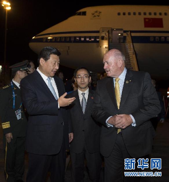 11月14日，中國國家主席習(xí)近平抵達(dá)布里斯班，出席二十國集團(tuán)領(lǐng)導(dǎo)人第九次峰會，并對澳大利亞進(jìn)行國事訪問。這是習(xí)近平在機(jī)場受到澳大利亞聯(lián)邦總督科斯格羅夫的迎接。新華社記者 李學(xué)仁 攝