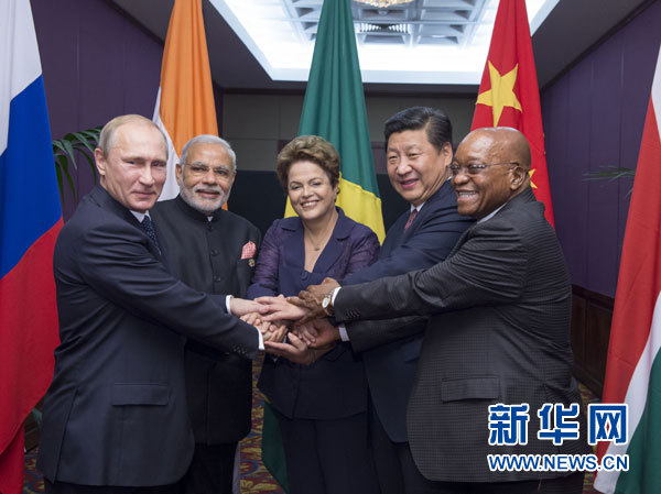 11月15日，金磚國家領導人非正式會晤在澳大利亞布里斯班舉行，中國國家主席習近平、巴西總統(tǒng)羅塞夫、俄羅斯總統(tǒng)普京、印度總理莫迪、南非總統(tǒng)祖馬出席。這是五國領導人在會晤前合影。新華社記者李學仁攝