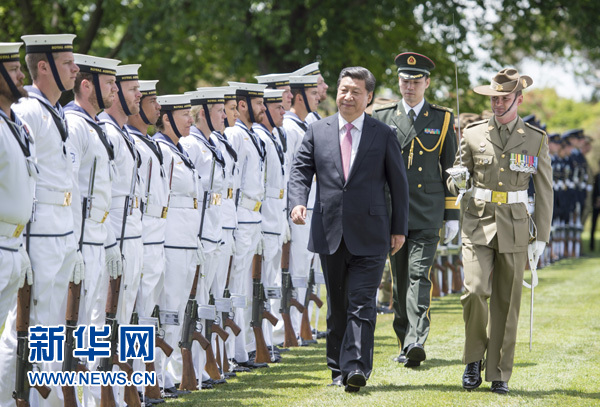 11月17日，中國(guó)國(guó)家主席習(xí)近平在堪培拉會(huì)見(jiàn)澳大利亞總督科斯格羅夫。會(huì)見(jiàn)前，科斯格羅夫在總督府草坪為習(xí)近平舉行隆重歡迎儀式。新華社記者謝環(huán)馳 攝 