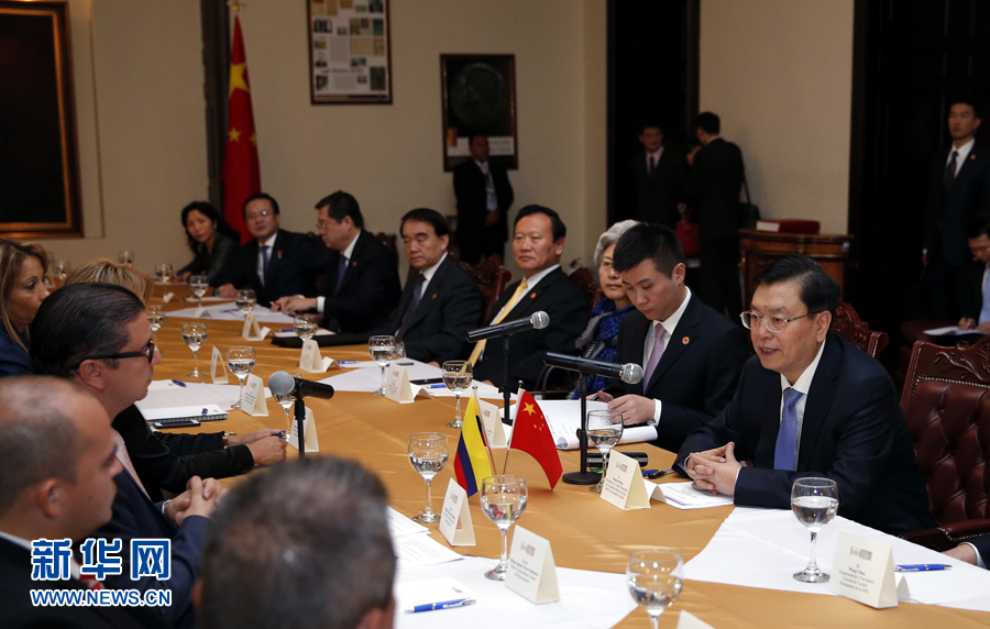 11月24日，正在哥倫比亞進行正式友好訪問的全國人大常委會委員長張德江在波哥大與哥倫比亞眾議長阿明舉行會談。 新華社記者 鞠鵬 攝 