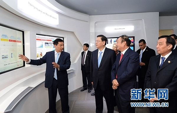 11月26日，正在墨西哥進行正式友好訪問的全國人大常委會委員長張德江在墨西哥城視察華為公司拉美北地區(qū)部。 新華社記者劉建生攝