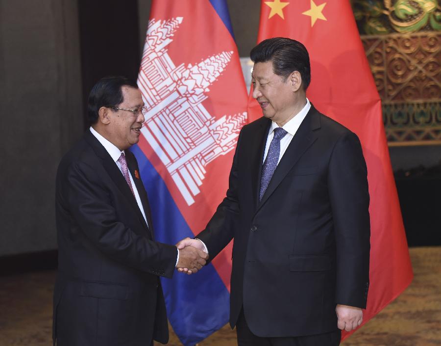 4月23日，國(guó)家主席習(xí)近平在雅加達(dá)會(huì)見(jiàn)柬埔寨首相洪森。新華社記者張鐸攝 