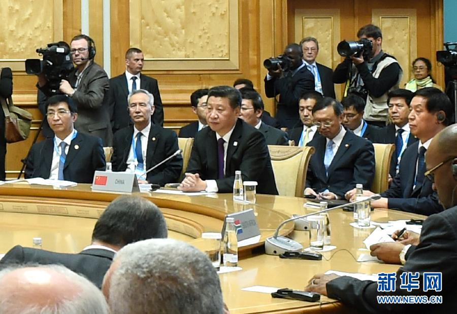 7月9日，金磚國家領導人第七次會晤在俄羅斯烏法舉行。中國國家主席習近平、俄羅斯總統(tǒng)普京、巴西總統(tǒng)羅塞夫、印度總理莫迪、南非總統(tǒng)祖馬出席。這是習近平主席出席大范圍會議。新華社記者 饒愛民 攝 