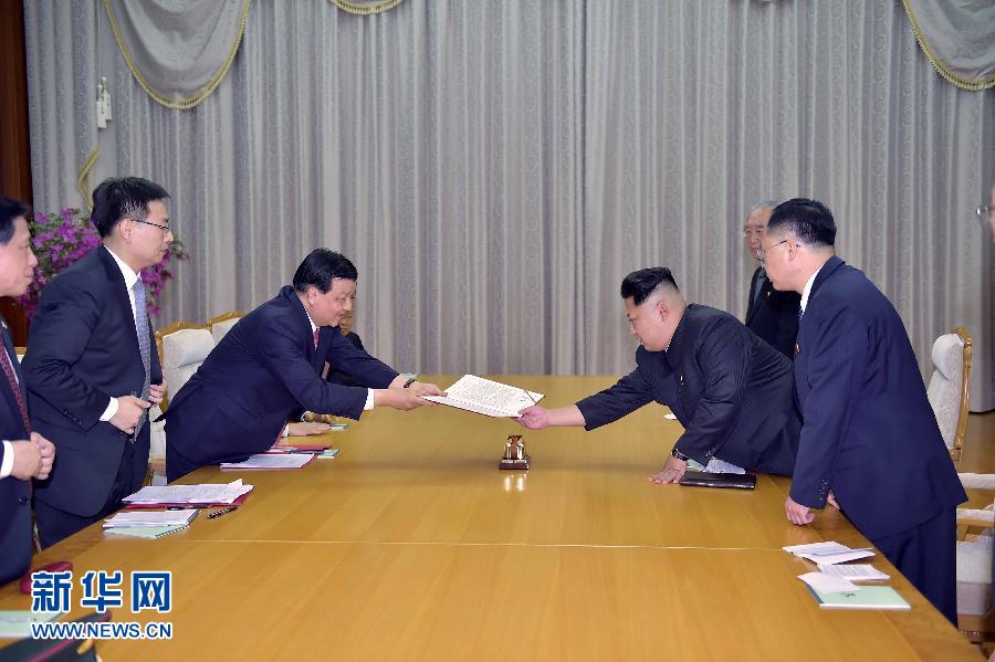 10月9日，中共中央政治局常委、中央書記處書記劉云山在平壤百花園迎賓館會見朝鮮勞動黨第一書記金正恩。這是劉云山向金正恩轉(zhuǎn)交習(xí)近平總書記的親署函。新華社記者 李濤 攝