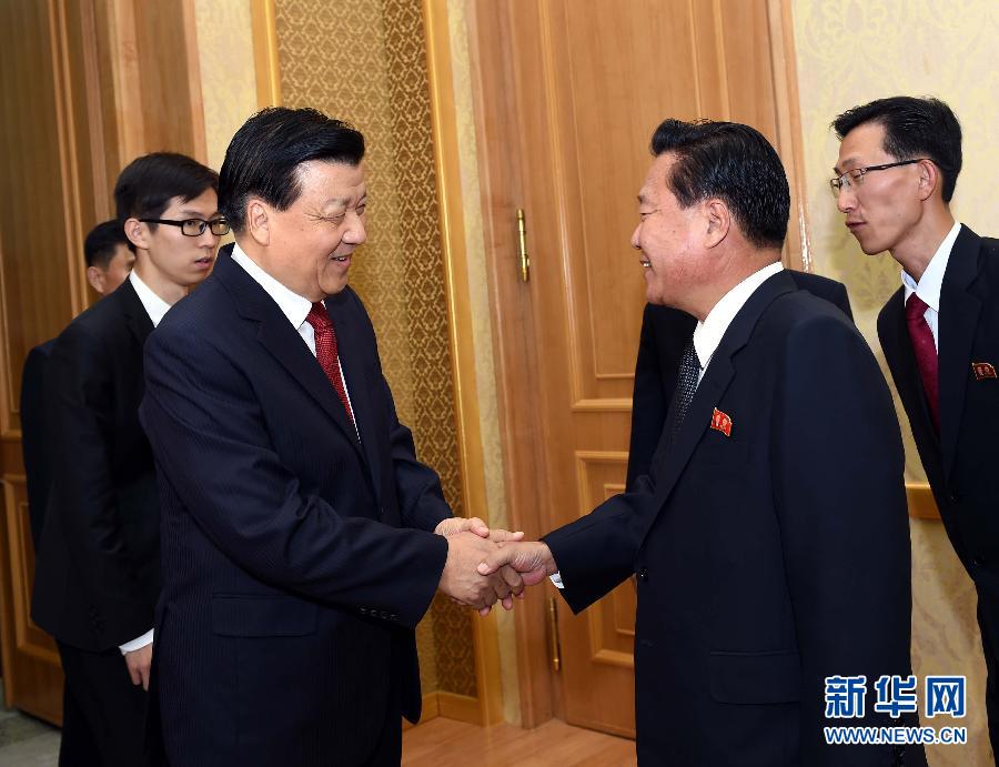 10月9日，在朝鮮進(jìn)行正式友好訪問的中共中央政治局常委、中央書記處書記劉云山與朝鮮勞動黨中央政治局委員、中央書記崔龍海舉行會談。新華社記者 饒愛民 攝