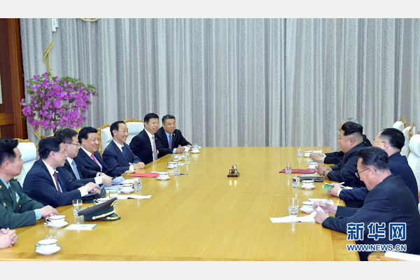 10月9日，中共中央政治局常委、中央書記處書記劉云山在平壤百花園迎賓館會見朝鮮勞動黨第一書記金正恩。 新華社記者 李濤 攝 