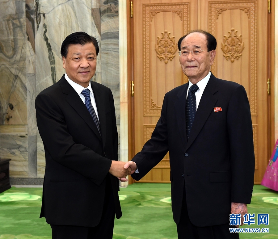 10月10日，正在朝鮮訪問(wèn)的中共中央政治局常委、中央書記處書記劉云山在平壤會(huì)見(jiàn)朝鮮勞動(dòng)黨中央政治局常委、最高人民會(huì)議常任委員會(huì)委員長(zhǎng)金永南。 新華社記者 饒愛(ài)民 攝