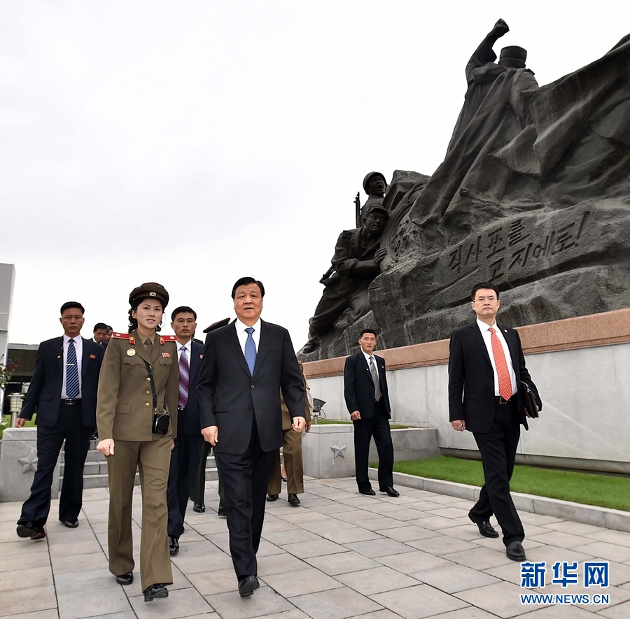10月10日，正在朝鮮訪問(wèn)的中共中央政治局常委、中央書記處書記劉云山在平壤參觀朝鮮祖國(guó)解放戰(zhàn)爭(zhēng)勝利紀(jì)念館。 新華社記者 李濤 攝