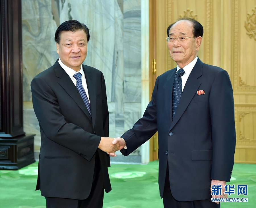 10月10日，正在朝鮮訪問(wèn)的中共中央政治局常委、中央書記處書記劉云山在平壤會(huì)見(jiàn)朝鮮勞動(dòng)黨中央政治局常委、最高人民會(huì)議常任委員會(huì)委員長(zhǎng)金永南。 新華社記者 李濤 攝
