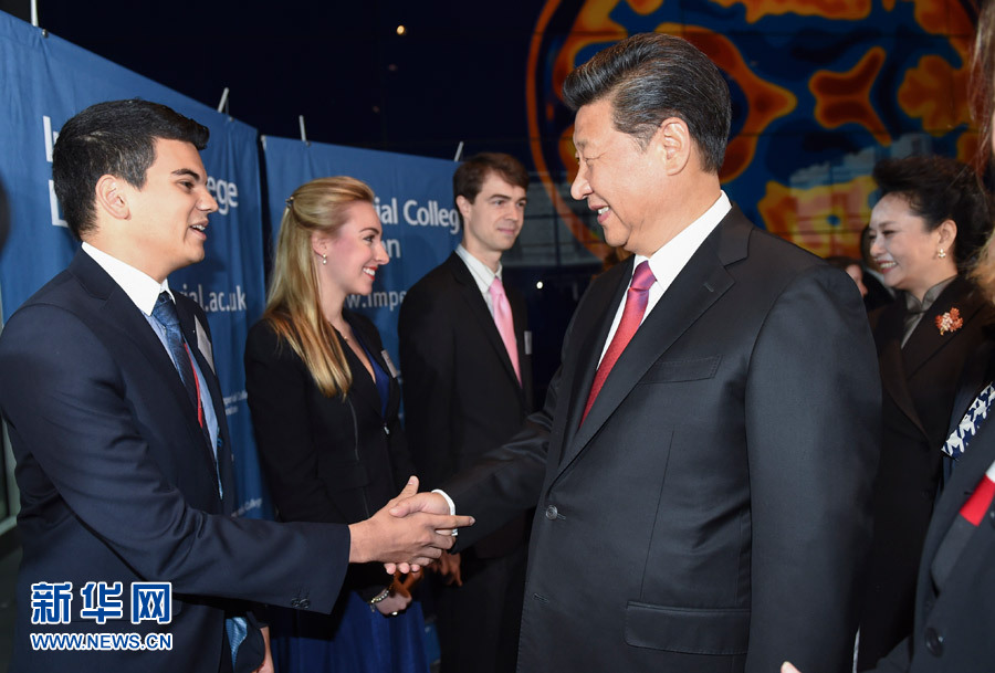 10月21日，國(guó)家主席習(xí)近平在倫敦參觀帝國(guó)理工學(xué)院。 新華社記者謝環(huán)馳 攝