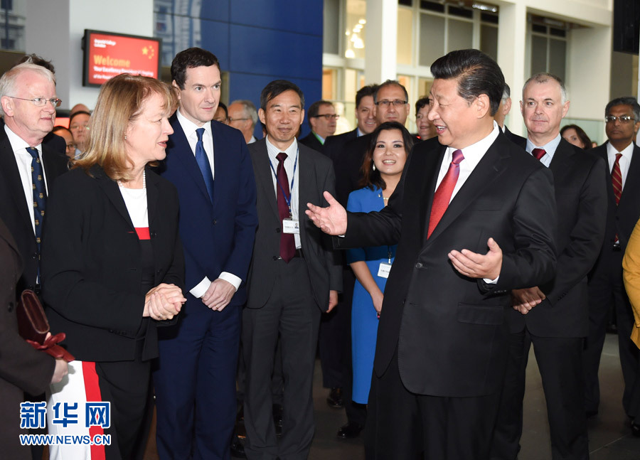 10月21日，國(guó)家主席習(xí)近平在倫敦參觀帝國(guó)理工學(xué)院。這是習(xí)近平同該校員工親切交談。 新華社記者 謝環(huán)馳 攝