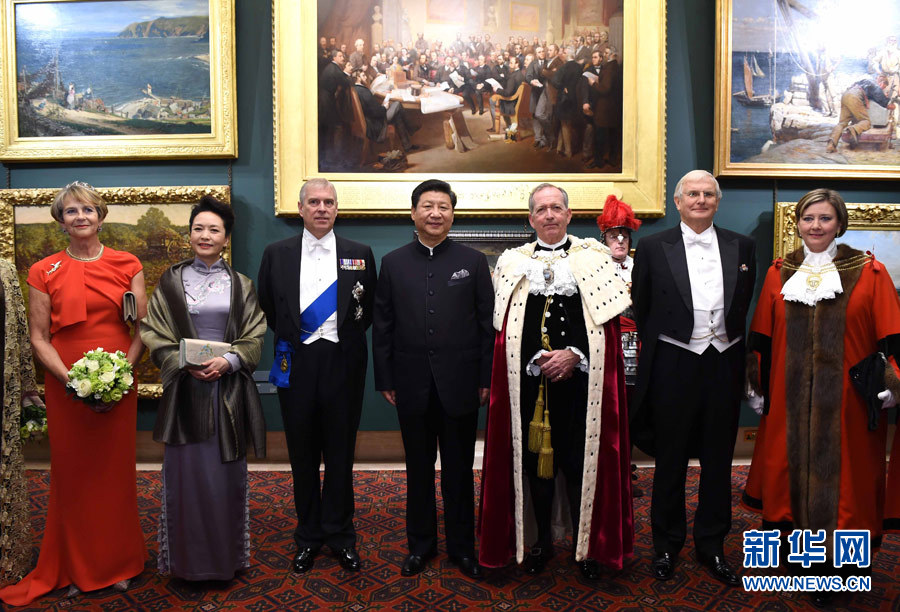 當(dāng)?shù)貢r(shí)間10月21日，國(guó)家主席習(xí)近平在倫敦金融城市政廳發(fā)表題為《共倡開(kāi)放包容共促和平發(fā)展》的重要演講。這是習(xí)近平和夫人彭麗媛同嘉賓合影。 新華社記者 饒愛(ài)民 攝