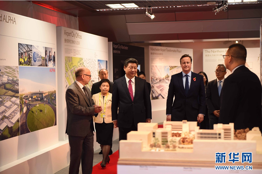 10月23日，國家主席習(xí)近平在英國首相卡梅倫陪同下，參觀曼徹斯特空港城項目。這是習(xí)近平和卡梅倫共同參觀曼徹斯特空港城發(fā)展規(guī)劃圖片展和空港城中國園模型。 新華社記者 張鐸 攝