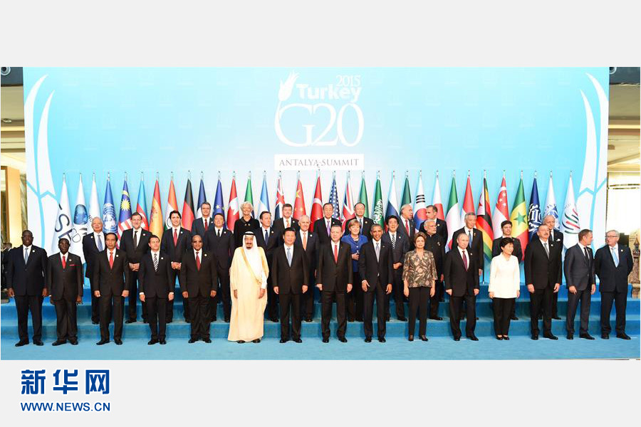 11月15日，中國國家主席習(xí)近平出席在土耳其安塔利亞舉行的二十國集團(tuán)領(lǐng)導(dǎo)人第十次峰會。這是習(xí)近平主席同與會領(lǐng)導(dǎo)人合影。 新華社記者李學(xué)仁 攝 