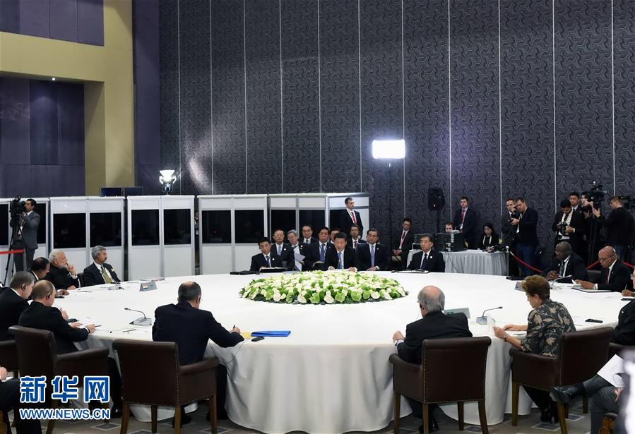  11月15日，金磚國家領(lǐng)導(dǎo)人非正式會晤在土耳其安塔利亞舉行，中國國家主席習(xí)近平、俄羅斯總統(tǒng)普京、印度總理莫迪、南非總統(tǒng)祖馬、巴西總統(tǒng)羅塞夫出席。習(xí)近平在會上發(fā)表題為《開拓機(jī)遇應(yīng)對挑戰(zhàn)》的重要講話。 新華社記者 饒愛民 攝 