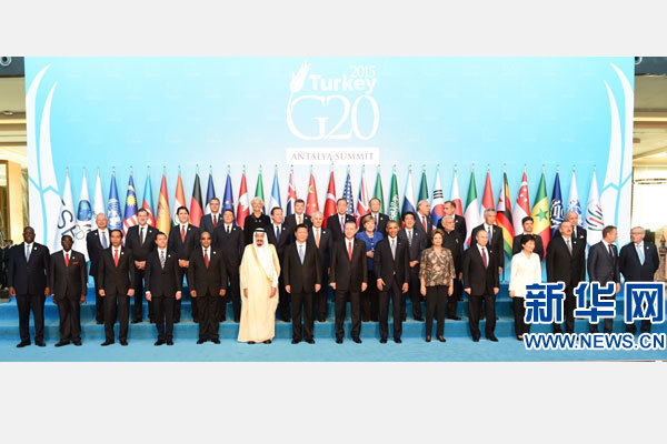 11月15日，二十國集團(tuán)領(lǐng)導(dǎo)人第十次峰會(huì)在土耳其安塔利亞舉行。國家主席習(xí)近平出席并發(fā)表題為《創(chuàng)新增長路徑共享發(fā)展成果》的重要講話。這是習(xí)近平主席同與會(huì)領(lǐng)導(dǎo)人合影。 新華社記者 李學(xué)仁 攝
