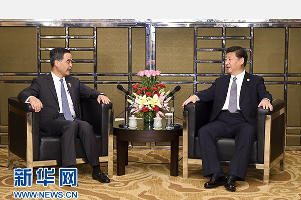 11月18日，國(guó)家主席習(xí)近平在菲律賓馬尼拉會(huì)見前來出席亞太經(jīng)合組織第二十三次領(lǐng)導(dǎo)人非正式會(huì)議的香港特別行政區(qū)行政長(zhǎng)官梁振英。新華社記者謝環(huán)馳攝