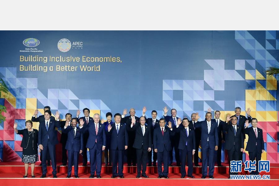 這是會議開始前，國家主席習近平同其他亞太經合組織成員經濟體領導人、代表合影。 新華社記者 姚大偉 攝