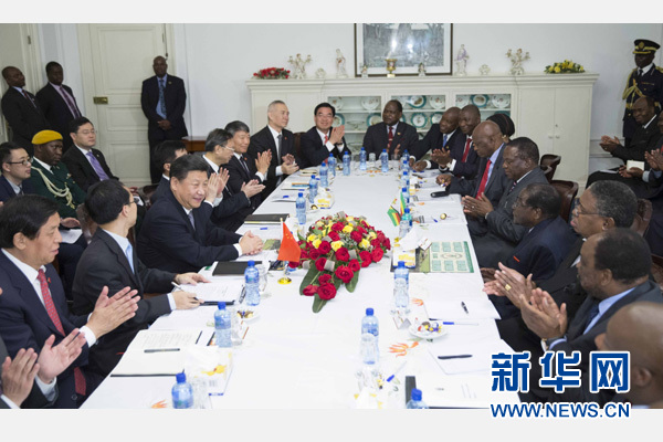 12月1日，國(guó)家主席習(xí)近平在哈拉雷同津巴布韋總統(tǒng)穆加貝舉行會(huì)談。 新華社記者 黃敬文 攝 