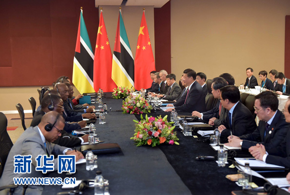 12月3日，國家主席習(xí)近平在約翰內(nèi)斯堡會見莫桑比克總統(tǒng)紐西。新華社記者 李濤 攝 