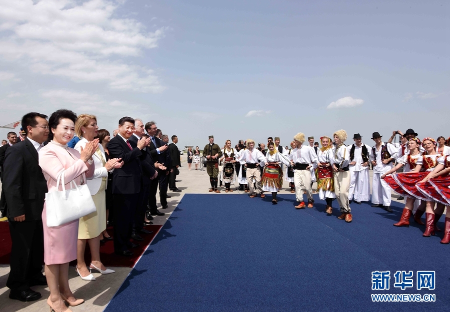 6月17日，國家主席習(xí)近平乘專機抵達(dá)貝爾格萊德，開始對塞爾維亞共和國進(jìn)行國事訪問。塞爾維亞民眾跳起歡快熱情的傳統(tǒng)舞蹈科羅舞熱烈歡迎習(xí)近平和夫人彭麗媛到訪。新華社記者 饒愛民 攝 