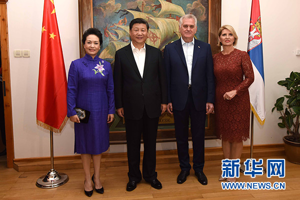 當(dāng)?shù)貢r間6月17日，國家主席習(xí)近平同塞爾維亞總統(tǒng)尼科利奇在貝爾格萊德舉行會晤。這是習(xí)近平和夫人彭麗媛同尼科利奇夫婦在和平別墅合影。新華社記者饒愛民攝