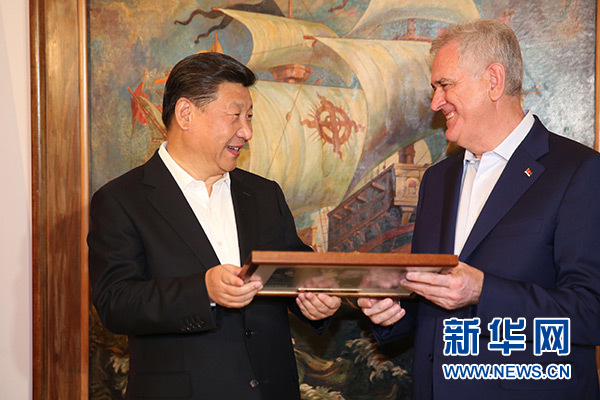 當(dāng)?shù)貢r間6月17日，國家主席習(xí)近平同塞爾維亞總統(tǒng)尼科利奇在貝爾格萊德舉行會晤。這是尼科利奇向習(xí)近平贈送紀念品。新華社記者饒愛民攝