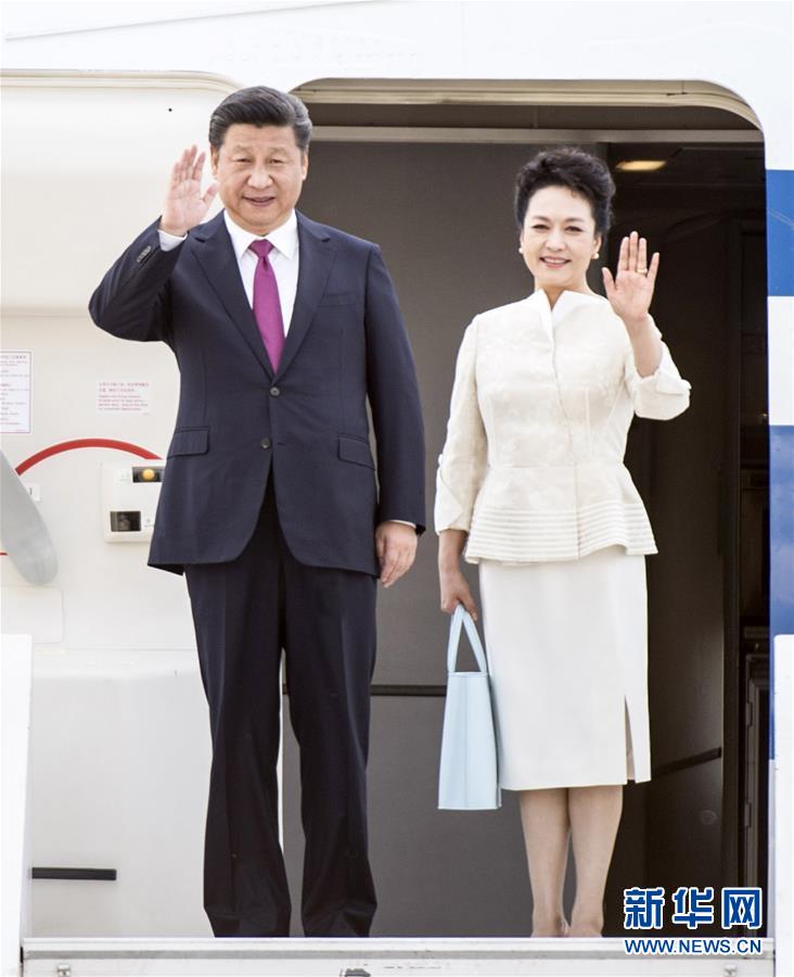 6月19日，國家主席習(xí)近平抵達(dá)華沙，開始對波蘭共和國進行國事訪問。這是習(xí)近平和夫人彭麗媛步出艙門。 新華社記者 謝環(huán)馳 攝 