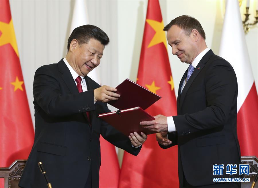 6月20日，國(guó)家主席習(xí)近平在華沙同波蘭總統(tǒng)杜達(dá)舉行會(huì)談。這是會(huì)談后，兩國(guó)元首共同簽署《中華人民共和國(guó)和波蘭共和國(guó)關(guān)于建立全面戰(zhàn)略伙伴關(guān)系的聯(lián)合聲明》。新華社記者蘭紅光攝