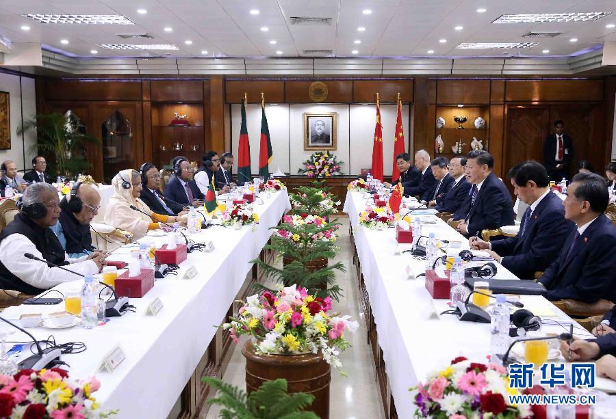 10月14日，國(guó)家主席習(xí)近平在達(dá)卡同孟加拉國(guó)總理哈西娜舉行會(huì)談。 新華社記者劉衛(wèi)兵攝 