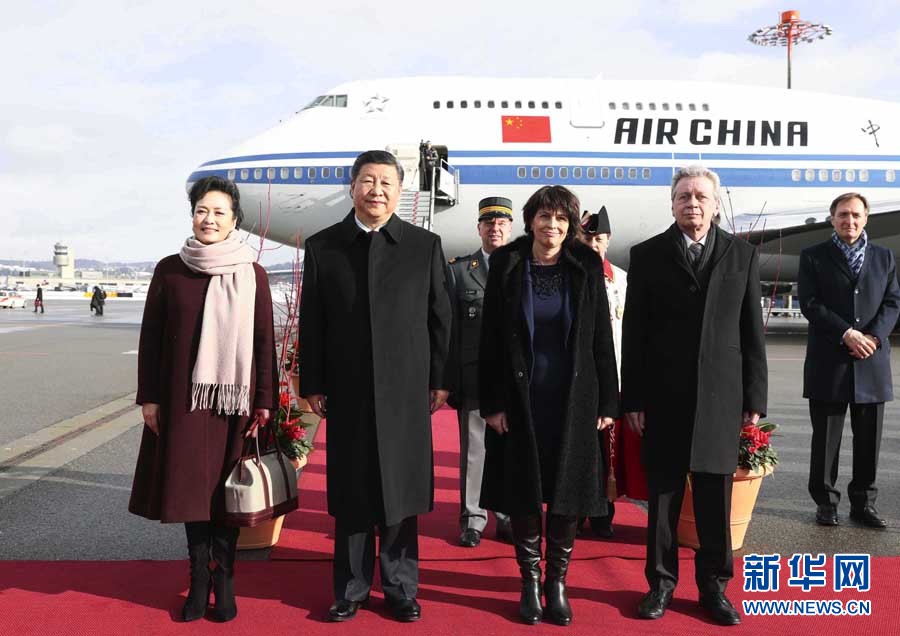 1月15日，國家主席習近平乘專機抵達蘇黎世，開始對瑞士聯(lián)邦進行國事訪問。這是瑞士聯(lián)邦主席洛伊特哈德在機場為習近平和夫人彭麗媛舉行隆重歡迎儀式。 新華社記者 蘭紅光 攝