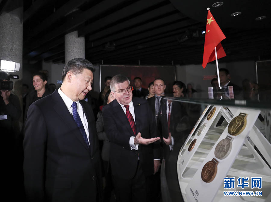 1月18日，國(guó)家主席習(xí)近平在瑞士洛桑國(guó)際奧林匹克博物館會(huì)見國(guó)際奧林匹克委員會(huì)主席巴赫。這是會(huì)見后，習(xí)近平在巴赫陪同下參觀往屆奧運(yùn)會(huì)獎(jiǎng)牌展。新華社記者 蘭紅光 攝