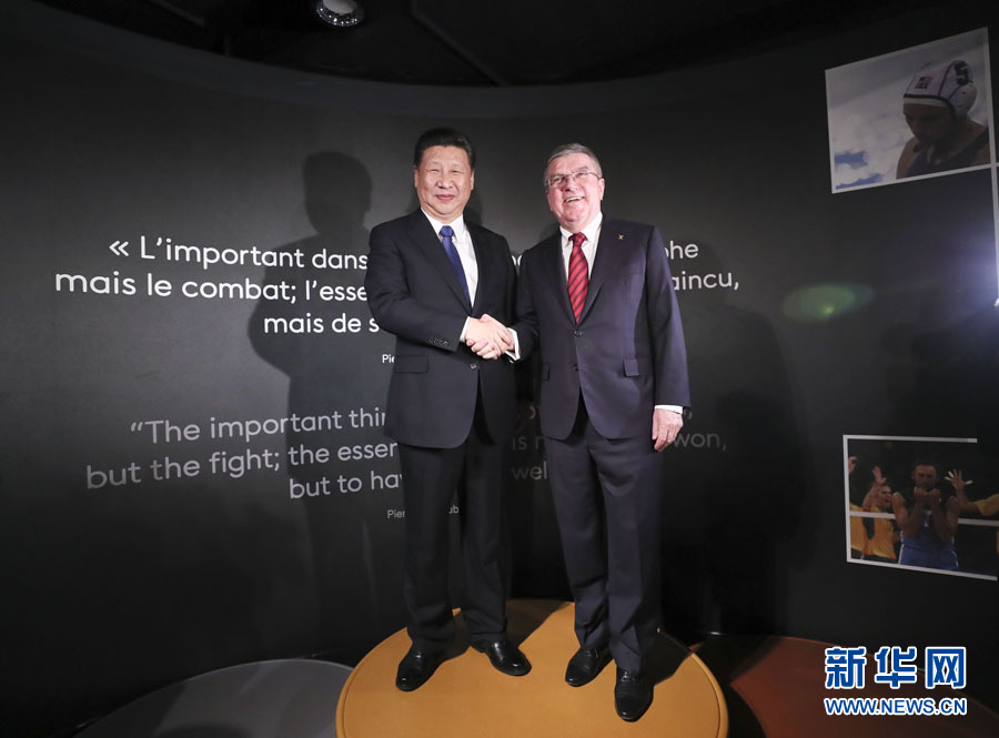 1月18日，國(guó)家主席習(xí)近平在瑞士洛桑國(guó)際奧林匹克博物館會(huì)見國(guó)際奧林匹克委員會(huì)主席巴赫。這是習(xí)近平和巴赫在奧運(yùn)冠軍領(lǐng)獎(jiǎng)臺(tái)上合影。新華社記者 蘭紅光 攝