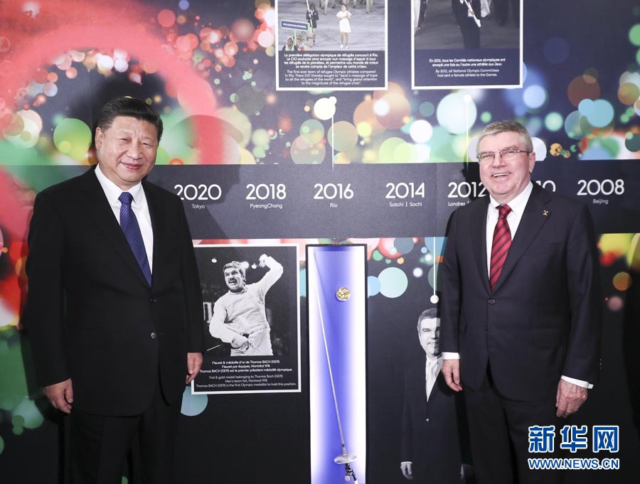 1月18日，國(guó)家主席習(xí)近平在瑞士洛桑國(guó)際奧林匹克博物館會(huì)見國(guó)際奧林匹克委員會(huì)主席巴赫。這是習(xí)近平與巴赫在巴赫作為擊劍運(yùn)動(dòng)員參加奧運(yùn)會(huì)的照片前合影。新華社記者 蘭紅光 攝