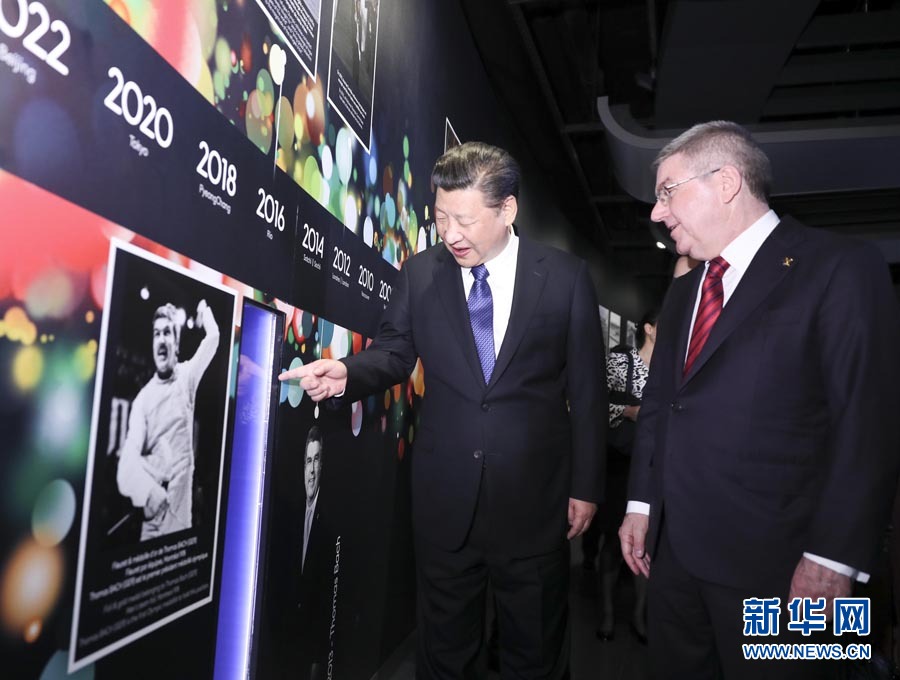 1月18日，國(guó)家主席習(xí)近平在瑞士洛桑國(guó)際奧林匹克博物館會(huì)見國(guó)際奧林匹克委員會(huì)主席巴赫。這是習(xí)近平在巴赫陪同下，參觀巴赫作為擊劍運(yùn)動(dòng)員參加奧運(yùn)會(huì)的照片。新華社記者 蘭紅光 攝